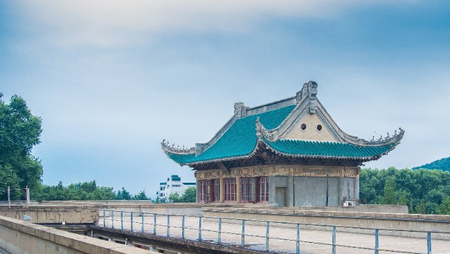 武汉高校继续教育学院网站开发费用标准与解决方案